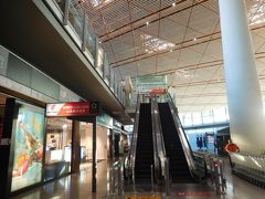 北京空港のラウンジはエスカレーターで上がったところにある。