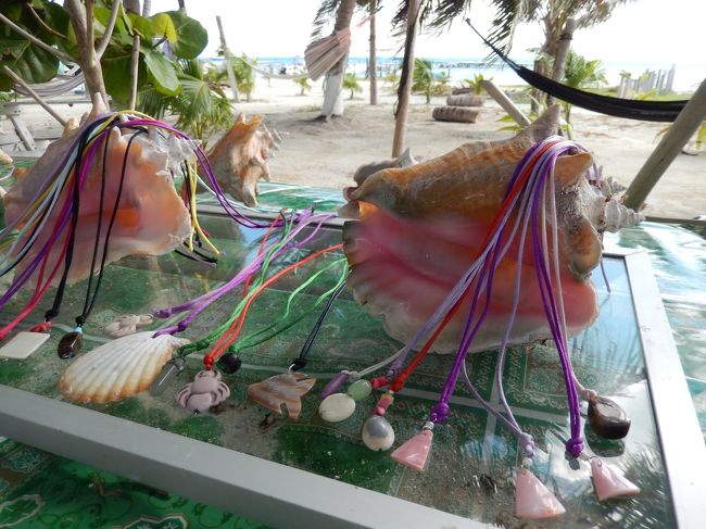 貝殻とか石を加工している、可愛いお土産があった。<br />迷ったけど買わなかったー<br />ディスプレイも素敵。