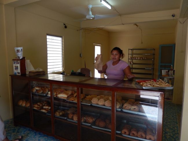 歩き方に載っていた、おいしいパンを売っているという、キーカーカーベーカリーで朝ごはん調達。