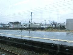 滑川駅。
見てのとおり、天気が良くなく、窓ガラスにも水滴がついた状態となっております。