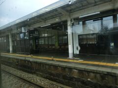 駅舎はこちら。
こちらも、魚津駅と同レベルの大きさの駅舎に見えます。