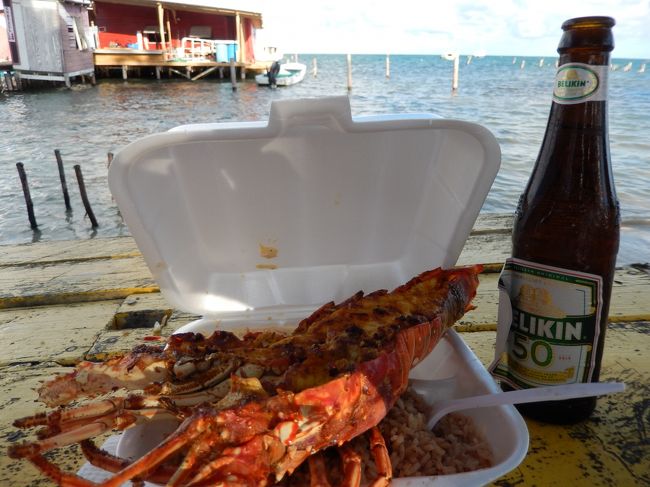 外出した友人と合流できず、一人で二日連続、昨日と一緒の店でロブスター笑<br />チキンいこうかと思ったんだけど、時間も時間で<br />大ロブスターを中と一緒の金額にしてくれるという言葉に、ぐらっ。<br /><br />中ｻｲｽﾞとは身の付き方が違う。<br />プラフォークでは身がはがれない笑<br />手づかみではがしながら、頂く。