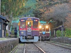 お次は沢入駅へ。
駅に着いて、10分後ぐらいに列車が到着するつもりだったんだけど、どうやら時刻表を見間違えていた。。

駅に着いたら、ちょうど列車がいて・・・
うわーーーーーーーーー！！！！！とみんなで慌てて車を降りる！！

そのときスマホを落としまして、、、あとから気づいたんですけど、画面が割れていました(￣□||||!!
いろいろ激しすぎる。。。

あ、それで車から急いで降りてどうにか撮ることができました！(*´-д-)ﾌｩ-3