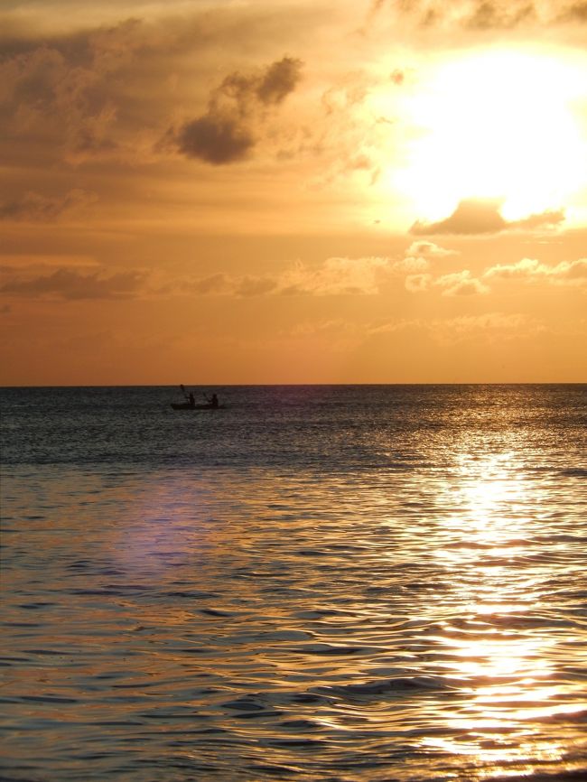 夕日を見にボートで繰り出したのかな。