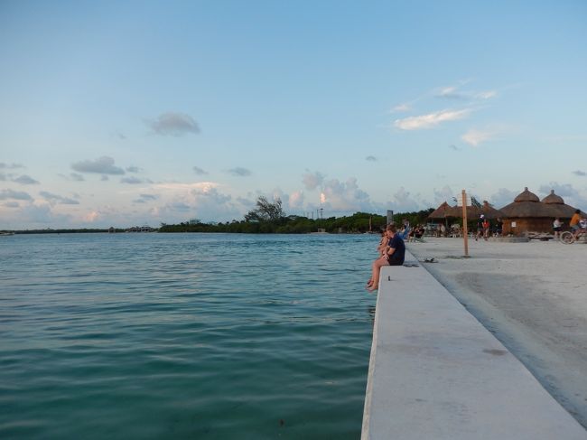 島最北端にある、ザレイジーリザードの西側にある浜辺で、み～んな夕日見てる。