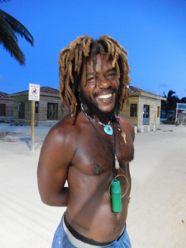 ムキムキ。<br />翌朝、この男性はスイカジュースの露店に、ハイビスカスの花をディスプレイしていた。<br />なんかのんびりでストレスなさそう。