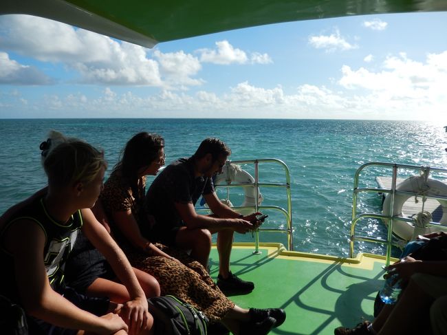 翌日。船でベリーズシティへ戻ります。<br />ここで世界一周中だという福岡出身の23歳男子と出会う。<br />もう半年も旅しているというが、さすがに日本が恋しいとか笑<br /><br />船にはもちろん色んな人種の観光客が乗っていて、<br />ちょうど左奥にいたカップルが美男美女で、映画のワンシーンのような<br />二人のやり取りに見惚れてしまった。<br />