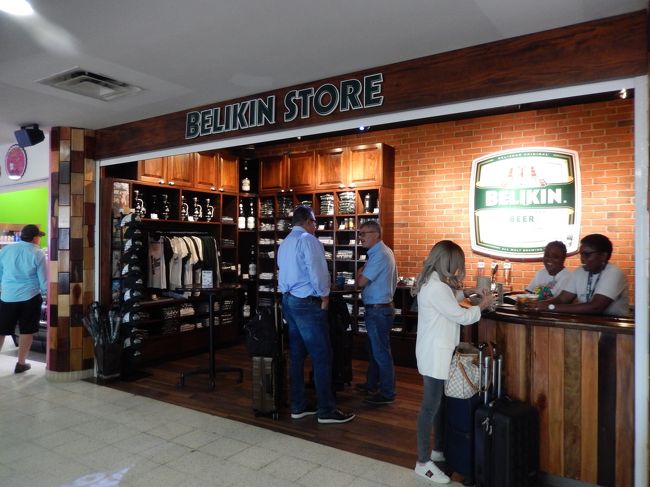 ベリーズシティの船着き場に到着後、空港へいくタクシーを探す。<br />営業許可が認められている、公認タクシードライバーと船着き場の外から必死に声をかけてくる白タクドライバーの攻防が始まる。<br />白タクドライバーが安い言い値を言ってきたので、そちらにいこうとすると、その値段でいいよ、と公認ドライバー。<br />ついていく私たち。<br />白タクドライバー怒る。ごめん。。<br /><br />船着き場から町へ出ると、なんだか治安が悪そうな雰囲気だった。<br /><br />ベリーズシティ空港では、土産物が結構売っていてＴシャツとか、キャップを購入。