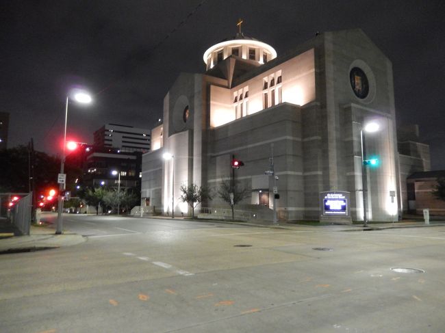 ヒューストン観光なんて、とんでもなかった。<br />飛行機が遅れたこと、路線バスが時間がかかったこと。<br /><br />下車するところもわかりづらくて、後ろに座っていた男性にホテル近くの目印トヨタセンター近くで降りたいんだけどと尋ねると、グーグルマップを見てくれて、降車ボタンをおしてくれた。<br /><br />下車してまず、目印のトヨタセンターを目指す。<br />寒いし歩行者もあまりいない。<br />ホームレスのようなおじいちゃんに話しかけられてビビる。<br /><br />しかもﾎﾃﾙの場所の事前確認が甘くて、道を聞きたいところなのだが人がいない。<br />なんとか若いカップルを発見し、訪ねるとスマホで地図を見てくれた。<br />すぐ近い！<br />Thank you！！！