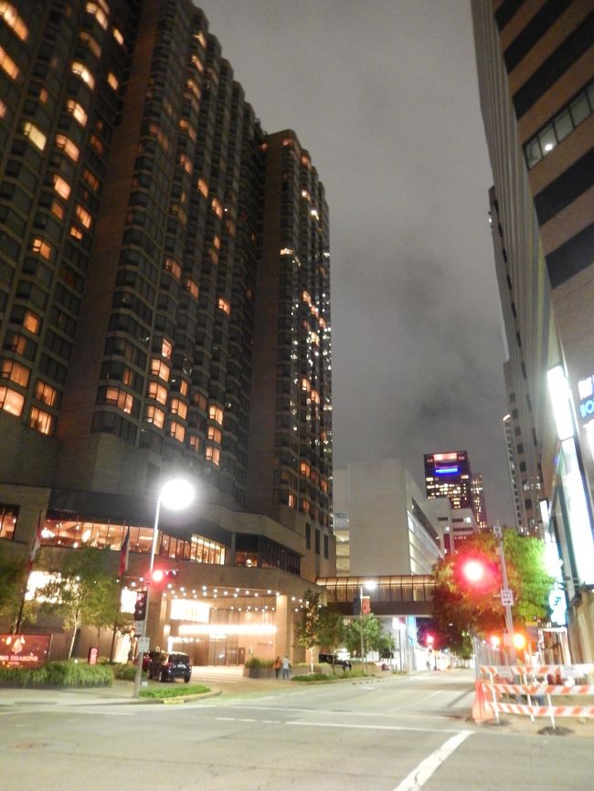 温かみを感じないヒューストンの街から逃げるように、やっとホテルにチェックインできた。<br /><br />夕食をとりたいところだが、ﾎﾃﾙの周りに店もないので、オーナーさんに訪ねてみる。<br />この辺は高い店が多いけど、ここなら値段も手頃だよ、と<br />勧められた複合施設へ。<br /><br />すんごい寒い！！