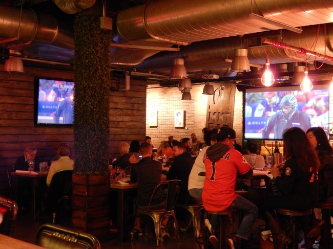 大型スーパーに併設されたこの店が当たりだった。<br />まさにベースボール観戦中で、盛り上がってる。<br />やはり野球の盛んな国だ。<br />ちょうど地元のヒューストンのチームの試合をしているらしい。<br /><br />温かみを感じなかった、夜の寒いヒューストンの街の印象をこの店の雰囲気が変えてくれた。