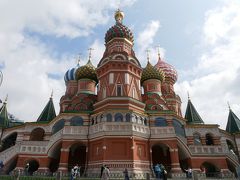 そしてロシアといえばこれ！の外観が可愛らしいこの上ない聖ワシリー寺院。
なんで教会なのに寺院なんだろ？
入ってもいいかなぁと思ってだけど…大行列(^_^;)。
うん。
無理。
と思って諦める。
まぁ前入ってるしね。
その時の印象も中見学するより外から見たほうがいいなぁと思った覚えが(^_^;)