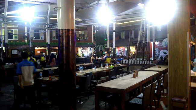 遅い時間で平日であることもあり、やや空いていました。週末のこの時間だと大変な盛り上がりのようです。とにかく広大なレストランです。