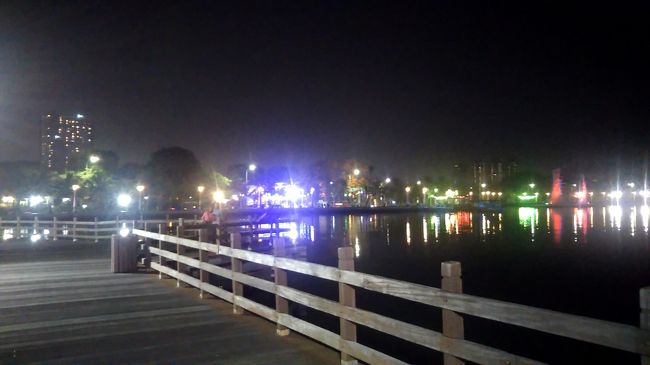 お腹一杯です。大満足のあとは夜景を楽しみます。このとおり、絶景！昼に来たらなお青い海が眼前に広がることでしょう。<br />ホテルに戻ってこの日は終わりです。