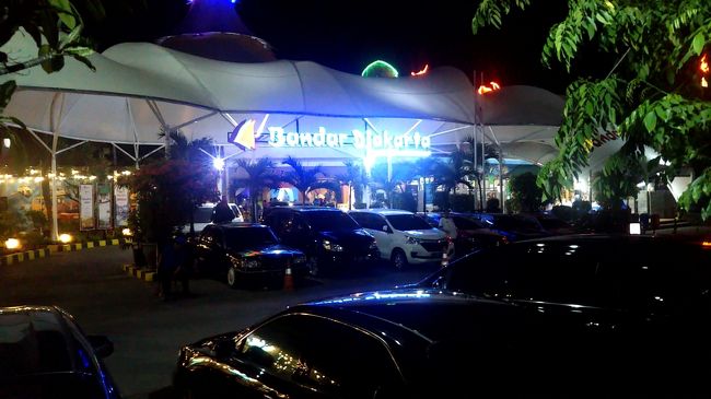 途中、ゲートのところで止まりましたが、入場料を払うとそのまま乗り入れできました。客2人で乗り入れて50,000ルピア。ゲートを通った後は綺麗に整備された公園？内を走ります。テーマパークみたいな感じで高級感のある広大な敷地です。ほどなくして、レストランが見えてきました。