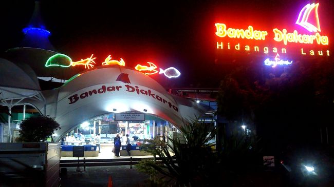 「バンダール ジャカルタ アンチョール店」。2040くらいになってしまいました。腹ペコです。早速中に入りたいものの、さて、どこから入るのやら。