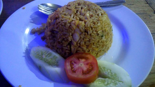 ナシゴレンも頼みましたので、エビのソースをかけて食べると、これまた絶品！ニンニクは最強！