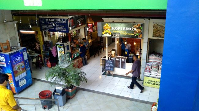 さて、ちょっと最後の買い物に。ローカルな市場「Santa Modern Market」に来てみました。場所はスポーツ総合公園の南1kmばかりのところ。