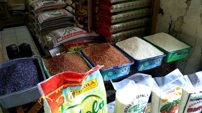 ここはローカルな食材が目白押し。見ているだけで楽しいです。これは様々な種類のお米です。