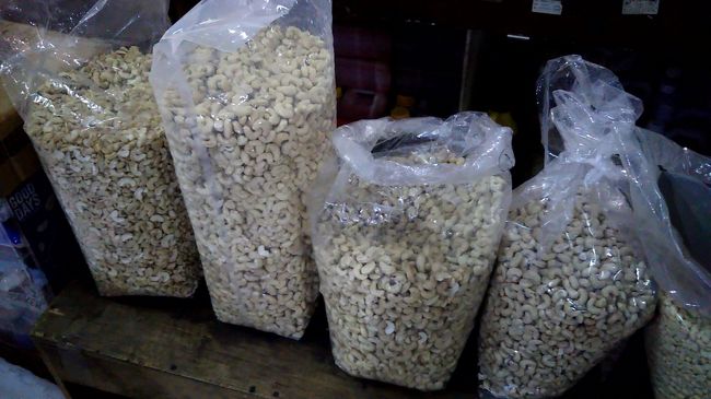 カシューナッツを格安で売っています。