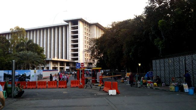 さて、最後に世界最大のイスティクラル・モスクを訪問してみます。東側に入口があります。