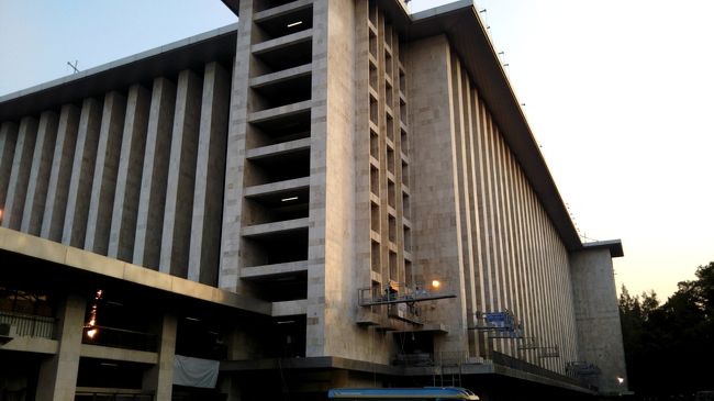 巨大な建物に圧倒されます。