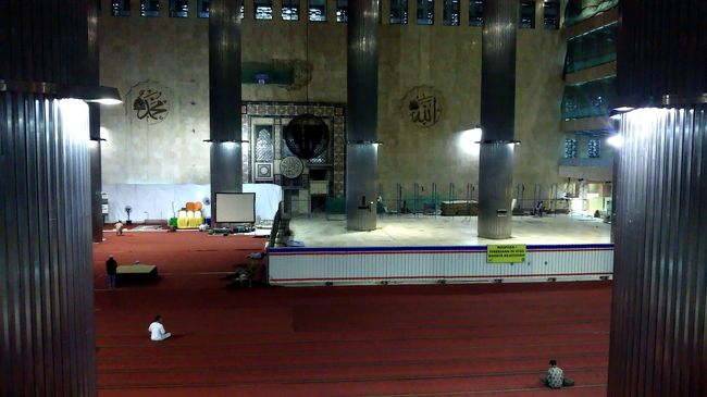 中に入ると、まずは靴を脱ぎ、靴下も脱ぎます。