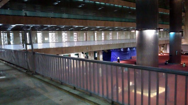 ついに来ました！２階の踊り場から見学します。圧倒的な広さです。