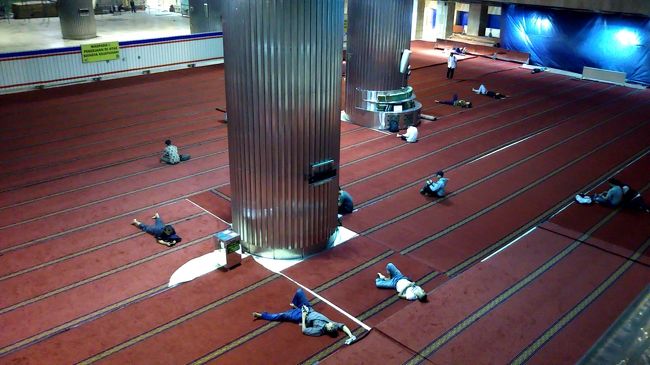 礼拝時間のちょうど間ですので、人はまばら。次の礼拝まで寝て待つようです(笑)。