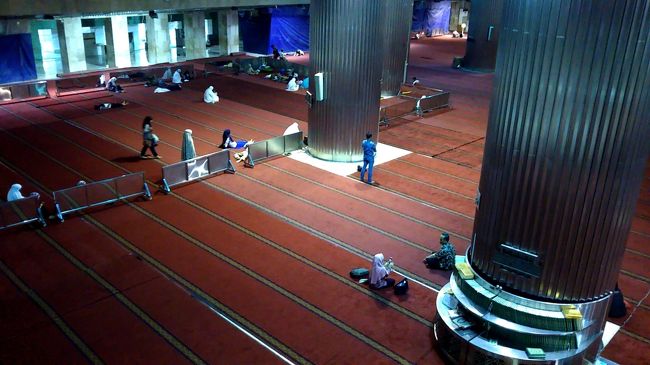 この左側の区切られたスペースは女性用。多くのイスラム教国では女性はモスクには行かないようですが、このように女性の礼拝を認める国も。ただし、その際にも男女は別だそうです。