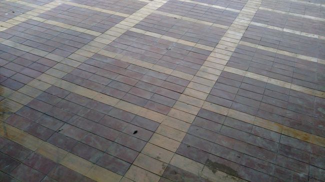 外に出てみます。ここも礼拝に使うそうです。良く見ると、タイルで区切られています。この１つが１人用の礼拝スペース。まあ押し合いへし合いなんでしょうね(笑)。<br />とても敬虔な気持ちになりました。