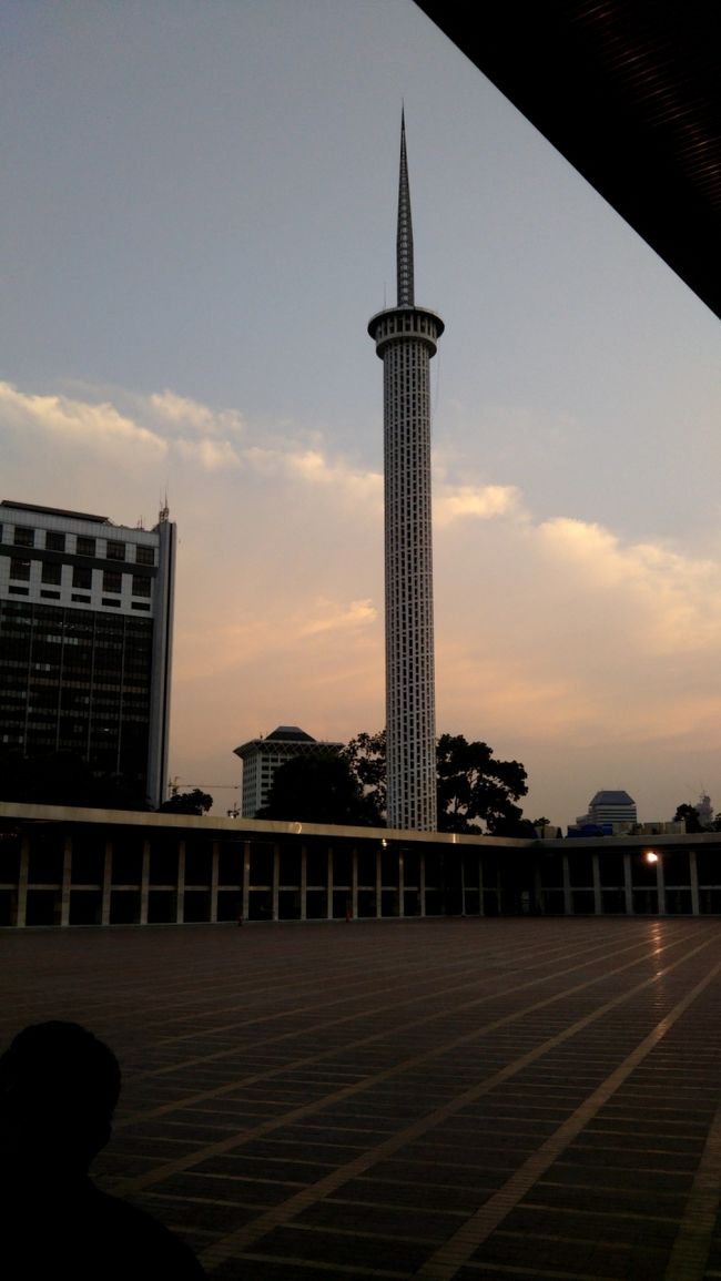 この塔の上にラウドスピーカーが設置されていて、日没数十分前から、礼拝前の一日数度にわたって、礼拝を促すイスラムのお言葉が流れます。その音楽的な何とも言えない哀愁を帯びた旋律は、イスラム教国であることを強く感じさせてくれます。<br />さて、ジャカルタにはそろそろお別れです。空港に向かいましょう。