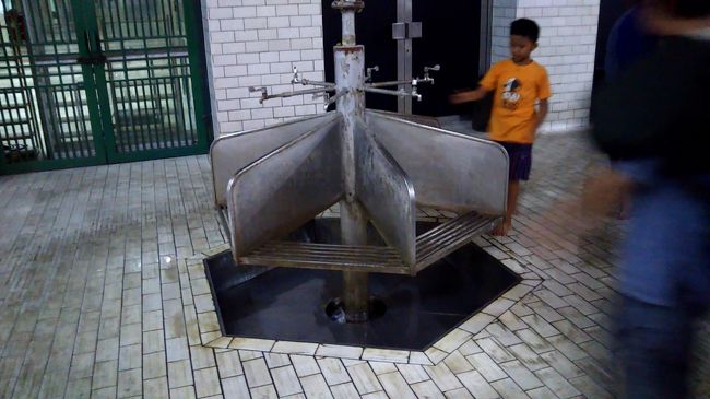 礼拝者は身体を清めることができます。足だけでも洗うことができます。