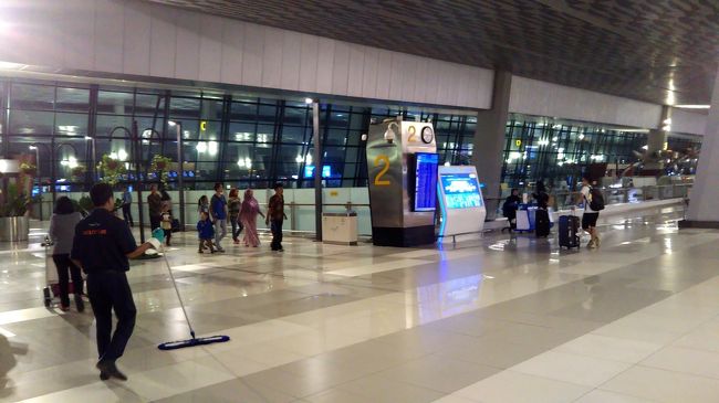 大渋滞の中を何とか空港に到着です。近代的な作りの巨大空港です。