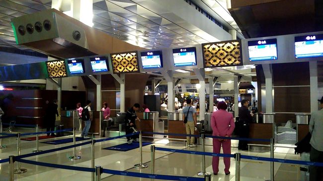 途中、空港までは渋滞はあったものの、２時間以上前に難なく手続き完了。ANAのNH856便、定刻2145発です。