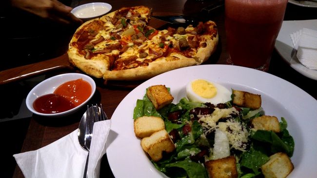 情報によると、機内食は軽食のみ。夕食は予め摂っておきます。最後にインドネシア料理をと思いましたが・・・生憎改装中。アメリカンなピザハット。ただし、ハラール仕様とのことで、サラミやベーコンは代用品という徹底ぶり。味は上々です。