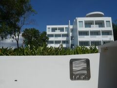 空港でタクシーに乗り込み、ホテルのあるオートレスビーチ２へ行きました。
空港からホテルまでタクシーで２０ドル、舗装された道路と舗装されていないデコボコ道を通ってホテルへ到着しました。