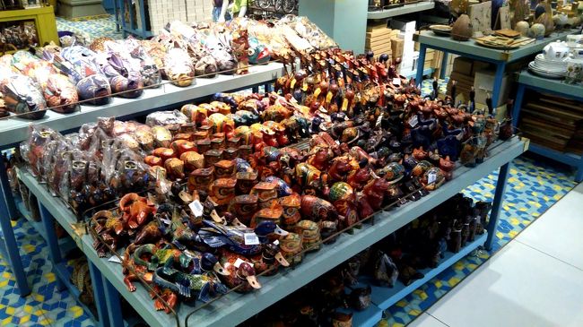 さて、搭乗時間まで土産物店でも。これはバリ土産ですね。でもバリ猫、高い！小物でも数千円。