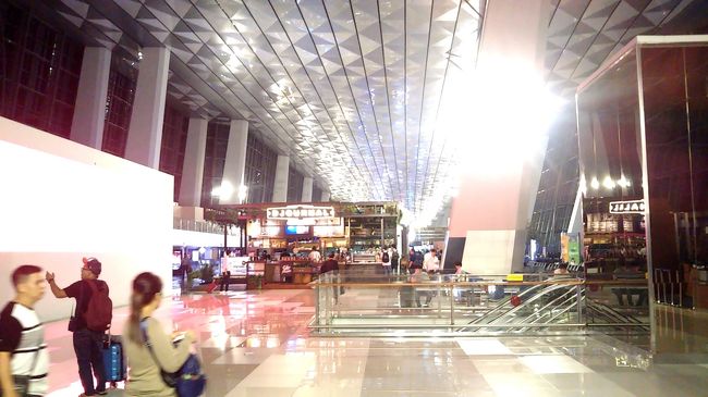 さて、そろそろゲートに向かいます。そうそう、トイレを済ませ、歯を磨いたところ、ミネラルウォーターはセキュリティで捨てましたので持参なしで、すすぐだけと思い、蛇口の水を口に含むとヘンな味！！急いで吐き出しましたが、とても口に入れるようなモノではありませんので要注意！慌てて残りの現地通貨最終放出でドリンクを買ってうがいしました。お腹を壊さなければいいのですが・・・。