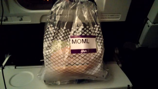 離陸後、このような夜食が配られました。今回も相棒と同じくムスリム食指定。