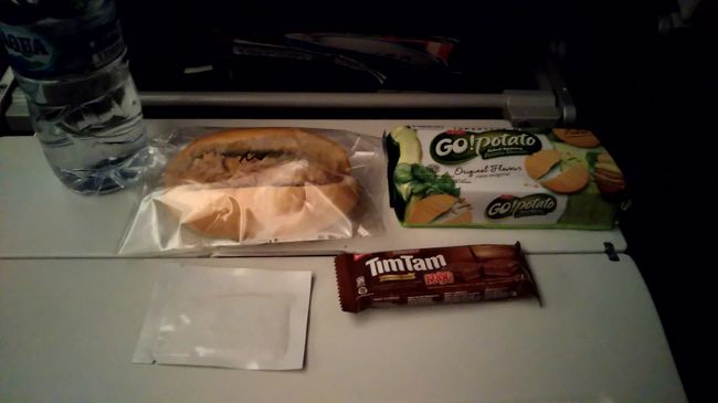 中身はサンドイッチとお菓子×２に水でした。