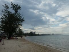 近くのビーチを散策しましたが、この辺の海の透明度はイマイチでした。