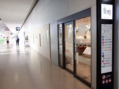 　中国南方航空でスタアラでないので航空会社のラウンジは使えないのですが、関空は成田と違って制限区域内にカード会社ラウンジがあるので助かります。食事はないですが、スナックと飲み物はあります。 