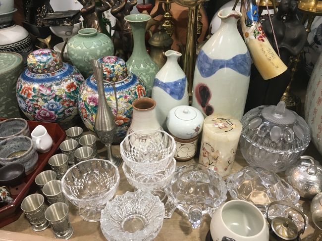 ブースが分かれていて、欲しいものがあったらそこの店主と電話で連絡をして買うシステムだそうです。<br />なのでお店は基本的に無人で、店主の名刺が近くに置いてありました。