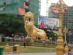 ようやくこの街のシンボルのゴールデンライオンが見えてきました。
マーライオン的なシンボルなんですね。