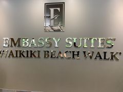 Embassy Suites Waikiki Beach Walk 
エンバシースイーワイキキビーチウォーク

10時前には到着
めちゃスムーズです～～

今回はヒルトンオーナーからの予約
(誰でも無料で会員になれます）
3泊目無料プラン、総額税金込みで 878.06 ドル
(リゾートフィー無しですよ、此方のホテル）
1番安いカテゴリーの予約でしたが 。。
