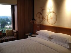 今回もHotel Jen Tanglin Singapore。ややコンパクトですがかわいいおしゃれな部屋です。
