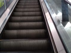 インビア駅からエスカレータに乗ります。
