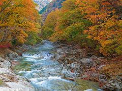 岩肌と青い清流が美しい男鹿川。
丁度紅葉が見頃のタイミングな様子で
思わず車を止めて撮影