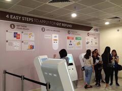 チャンギ空港では、消費税の還付も電子式になっています。eTRSといって、eTRSのチケットとレシートをもらいます。
